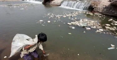 Foto de agua contaminada en India 1