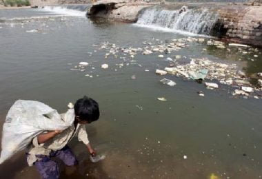 Foto de agua contaminada en India 1