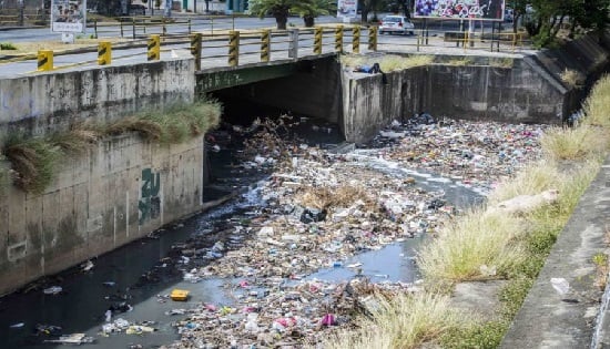 descarga de material sobrante de las industrias