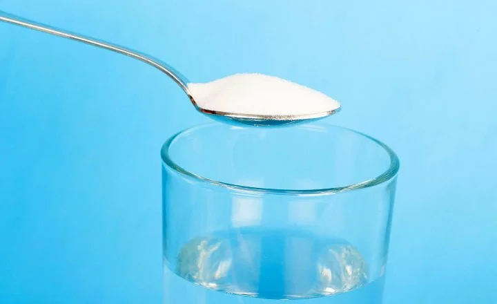 Ejemplo de mezcla homogénea donde la sal es el equivalente al soluto y el agua es el equivalente al solvente en la solución homogénea resultante.