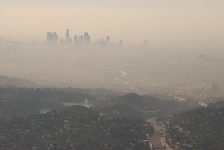 El smog, o niebla tóxica es el tipo de contaminación del aire más conocido generado principalmente por el humo producido en fábricas y los gases emitidos por los vehículos que funcionan con combustibles fósiles.