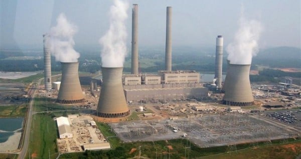 Las centrales eléctricas que funcionan a base de carbón son las principales generadoras de SO2, gas contaminante de la atmósfera.