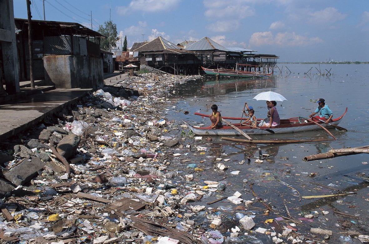 El vertimiento de desechos sólidos en las riveras de las fuentes hídricas es un factor nocivo que genera contaminación del agua y así mismo del medio ambiente.