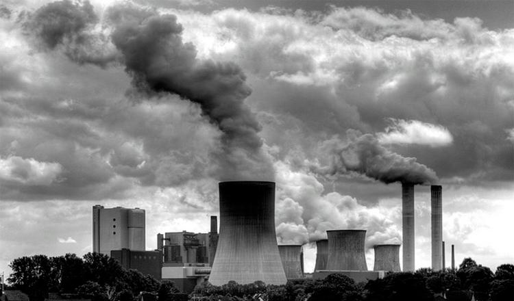 Contaminante local generado por emisiones de humo en algunas industrias.