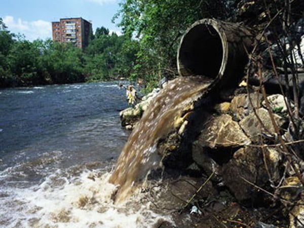 Ejemplo de contaminación puntual: Vertimiento de aguas residuales a partir de un ducto localizado en determinado tramo de una fuente hídrica.