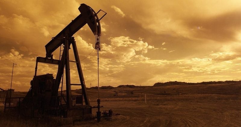 Los combustibles fósiles se consideran recursos no renovables dado que el consumo es mucho más rápido de lo que la naturaleza puede recrearlo.