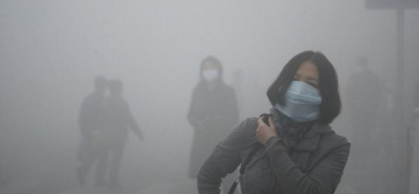Los altos niveles de contaminación del aire en Beijing, China producen smog, generando afectaciones en la salud a los habitantes de la ciudad.