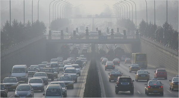 La emisión de gases producida por los vehículos afecta la atmósfera generando smog.