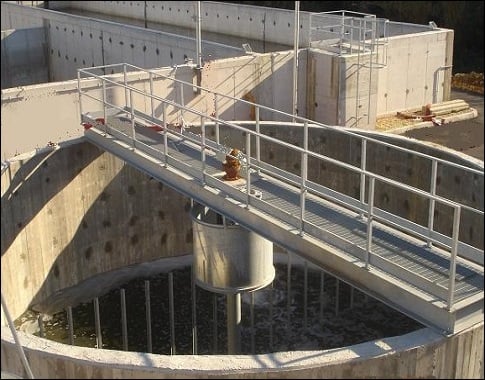 Espesador de Lodos mediante gravedad presente en una planta de tratamiento de aguas residuales (PTAR).