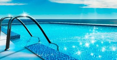 La principal aplicación del hipoclorito sódico es en el mantenimiento y desinfección de aguas empleadas para piscinas.