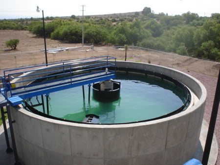 Los tanques sedimentadores circulares son los más comunes en las PTAR.