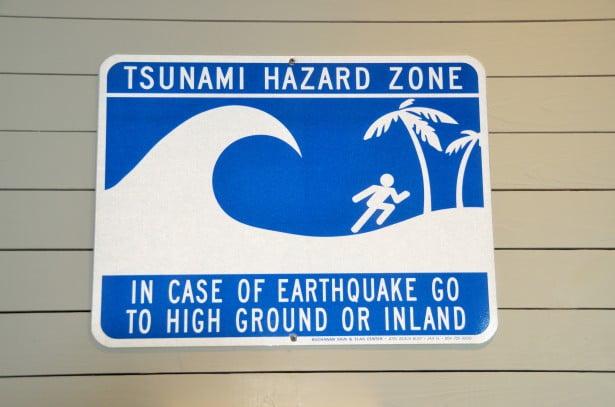 Letrero tsunami alerta